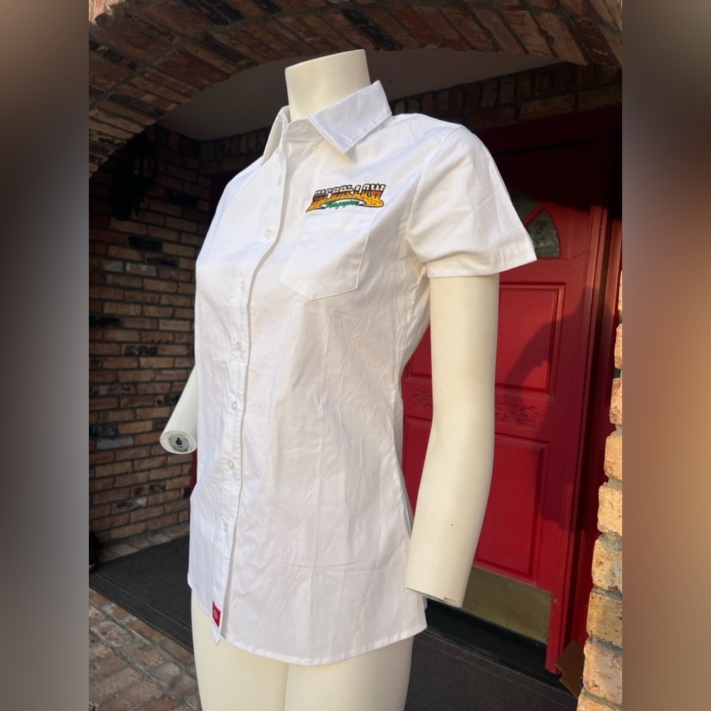 White Short-Sleeve Button-Up Shirt with Embroidered Logo Size M - Picture 3 of 8